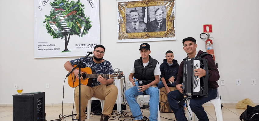 Grupo musical É os Guris no III Encontro da Família Stona